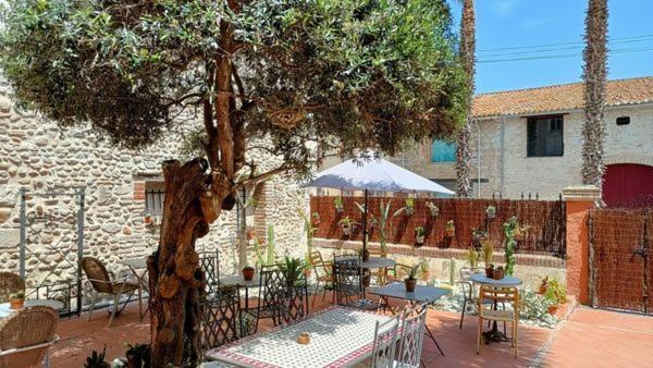 El Castell Embruixat Hotel Saint-Hippolyte  ภายนอก รูปภาพ